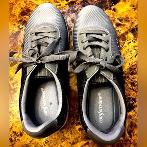 EUC Avon Fashioins Women's Comfort View Sneakers Size 9.5 W